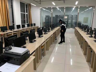 計算機學院學生黨員開展志愿服務(wù)活動，用專業(yè)技能服務(wù)師生